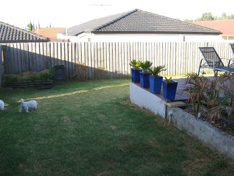 SUPERB LOCATION, WALK TO SHOPPING CENTRE, OPPOSITE LOVELY MANICURED RESERVE. Picture 2