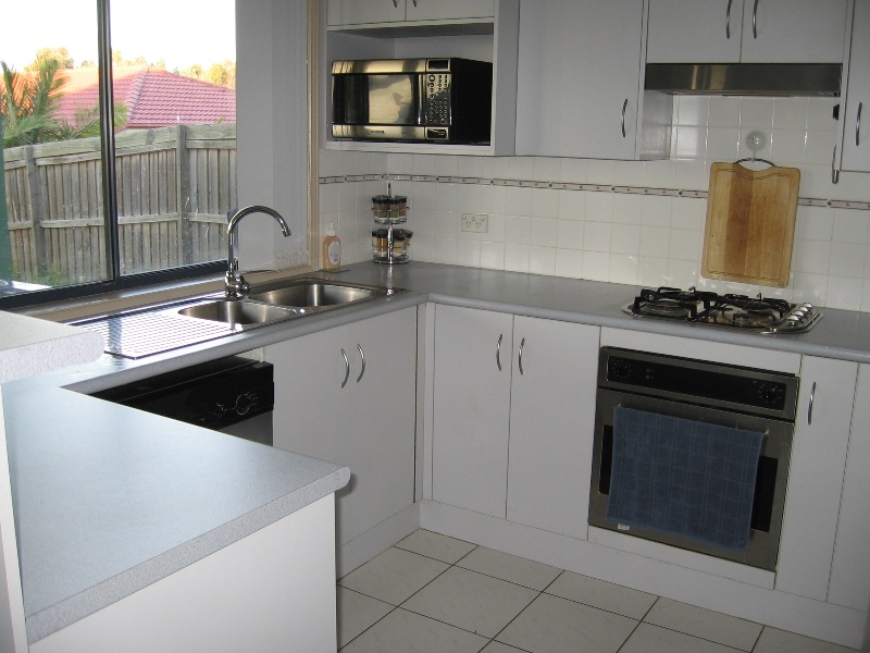 SUPERB LOCATION, WALK TO SHOPPING CENTRE, OPPOSITE LOVELY MANICURED RESERVE. Picture 3