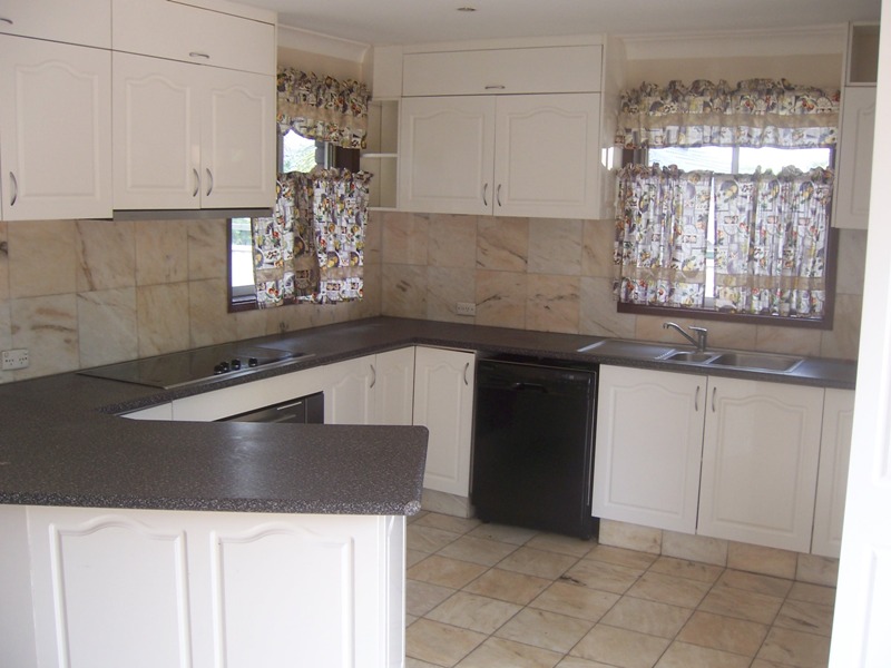 4 BEDROOMS, EXTERNAL GAMES/TEENAGE RETREAT, WALK TO MOST AMENITIES. Picture 2