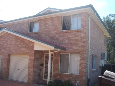 YOUNG MODERN TOWN HOUSE, WALK TO RAILWAY STATION, SHOPS, RSL CLUB AND SCHOOLS. Picture