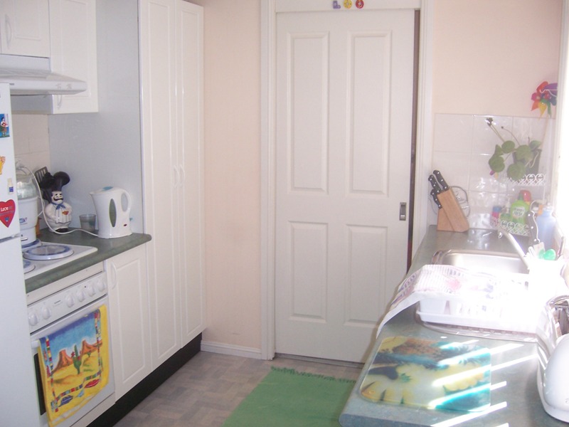 YOUNG MODERN TOWN HOUSE, WALK TO RAILWAY STATION, SHOPS, RSL CLUB AND SCHOOLS. Picture 2