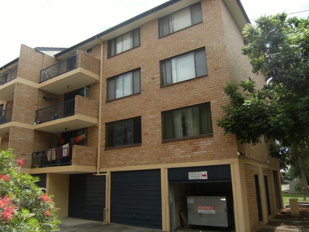 2 bed unit in popular complex Picture