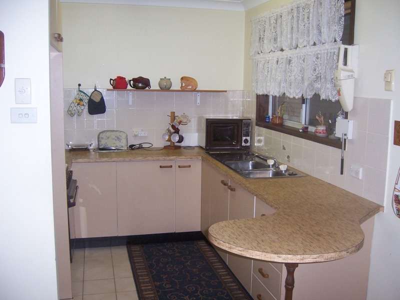 SINGLE LEVEL VILLA, SMALL QUIET DEVELOPMENT, WALK TO STATION. Picture 3