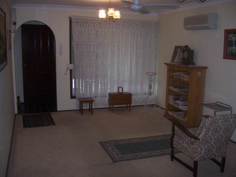 SINGLE LEVEL VILLA, SMALL QUIET DEVELOPMENT, WALK TO STATION. Picture 2