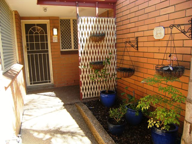 Beautifully Renovated 2 bed villa in popular complex Picture