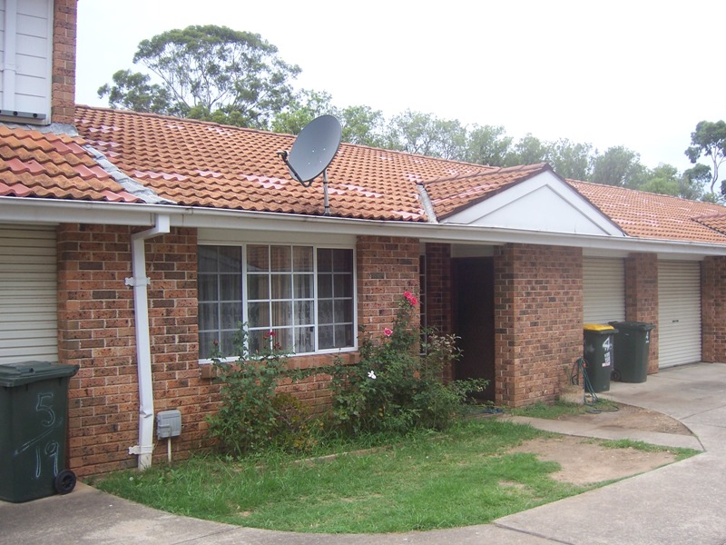 SINGLE LEVEL VILLA, SMALL QUIET DEVELOPMENT, WALK TO BLACKTOWN STATION. Picture 1