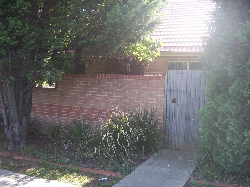 SMALL DEVELOPMENT, VERY MODERN, EXTREMELY HANDY TO ALL AMENITIES. Picture 1