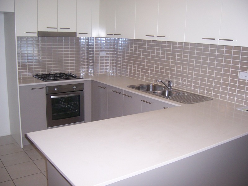 VERY MODERN & WALK TO STATION. Picture 2