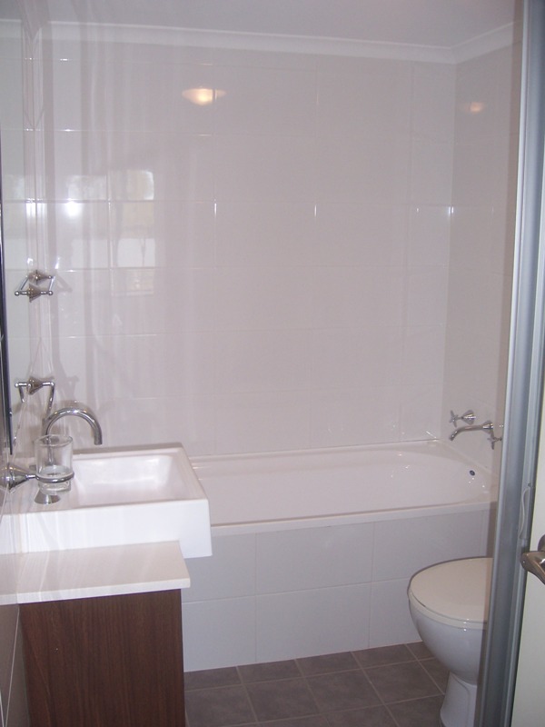 VERY MODERN & WALK TO STATION. Picture 3