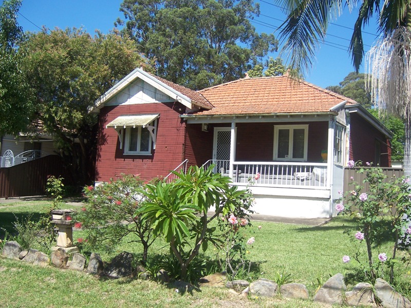 CENTRAL CBD LOCATION, SHORT WALK TO STATION, WESTPOINT SHOPPING CENTRE AND ALL AMENITIES. DEVELOPMENT OPPORTUNITY. Picture 1