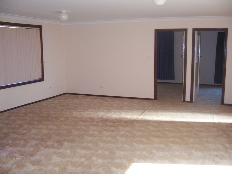 WALK TO STATION, SHOPS AND AMENITIES. RARE DUPLEX. Picture 3
