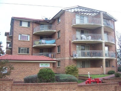 TWO BEDROOM UNIT, CLOSE TO AMENITIES Picture TWO BEDROOM UNIT, CLOSE TO AMENITIES Picture