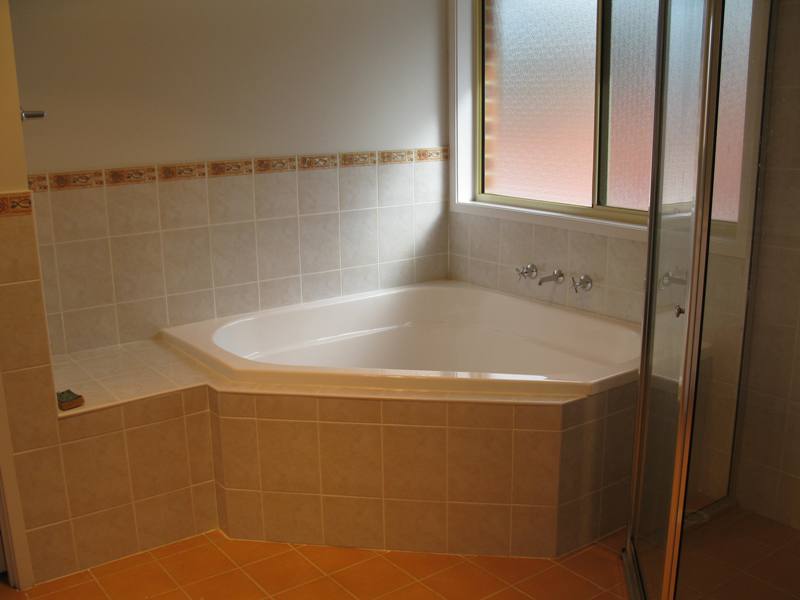 LARGE HOME, MODERN LAYOUT, HUGE LIVING AREAS - CLOSE TO WOODCROFT SHOPPING CENTRE Picture 3