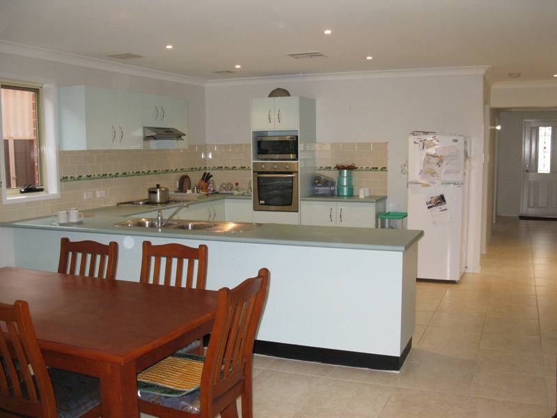 LARGE HOME, MODERN LAYOUT, HUGE LIVING AREAS - CLOSE TO WOODCROFT SHOPPING CENTRE Picture 2