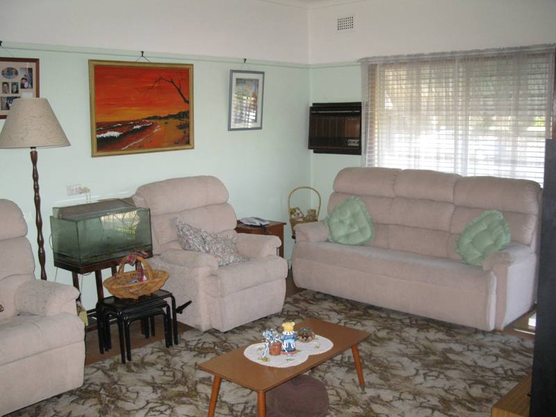 WALK TO BLACKTOWN RAILWAY STATION AND SHOPPING FACLITIES, LARGE 587 SQUARE METRE BLOCK (APPROX). NEAR NEW DUCTED AIR CON Picture 2