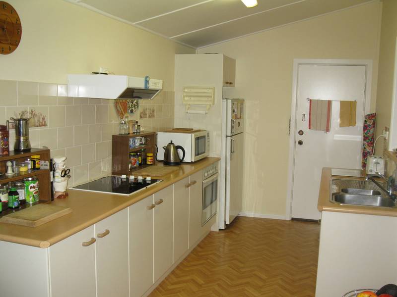 NICE QUIET STREET, WALK TO STATION, SHOPS AND SCHOOL. 799 SQUARE METRE BLOCK (APPROX), LOADS OF SPACE! Picture 3
