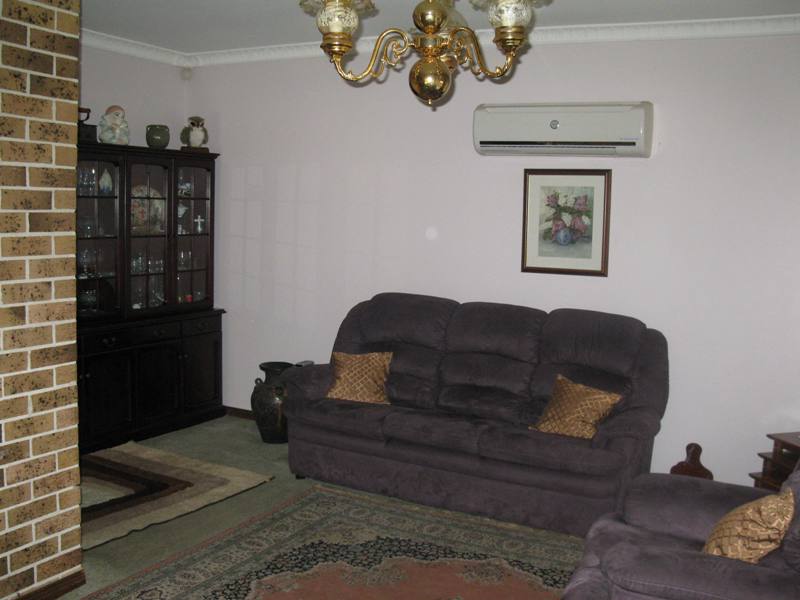 QUIET STREET, WALK TO STATION, LARGE WORK SHOP AND CARPORT Picture 2