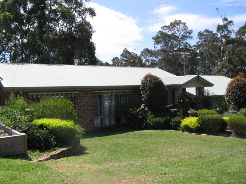 SPACIOUS THREE BEDROOM HOME Picture 1