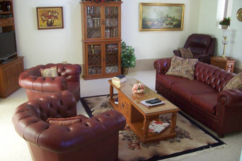 Walk to the Beach & Shops Picture 2