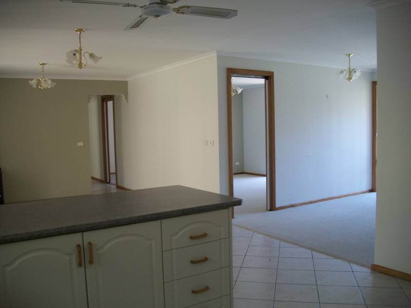 LARGE FAMILY HOME - LILLI PILLI, BATEMANS BAY Picture 2