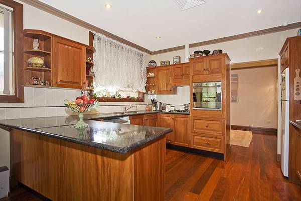 Modern Brick home only 11 Years Young! Picture 1