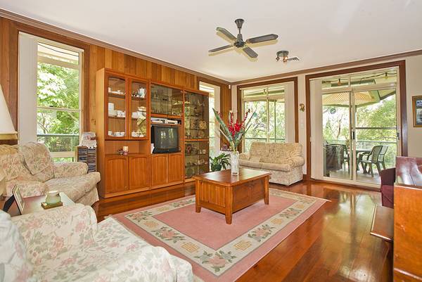 Modern Brick home only 11 Years Young! Picture 2