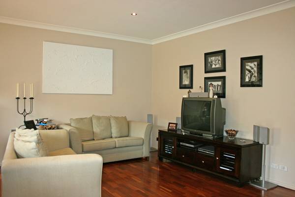 LARGE STYLISH TOWNHOUSE IN GREAT LOCATION Picture