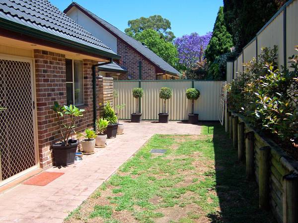 LARGE STYLISH TOWNHOUSE IN GREAT LOCATION Picture