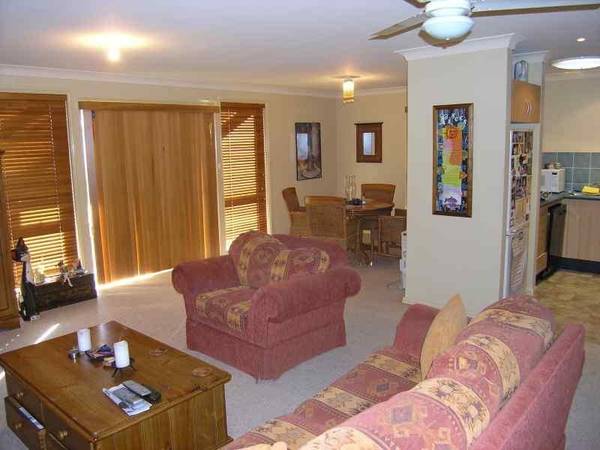 PRIVATE TOWNHOUSE WITH A GOOD SIZE YARD Picture 3