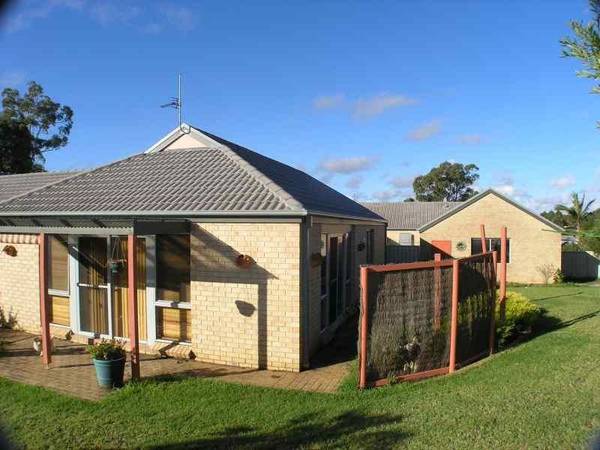 PRIVATE TOWNHOUSE WITH A GOOD SIZE YARD Picture 1