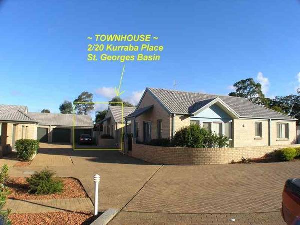 PRIVATE TOWNHOUSE WITH A GOOD SIZE YARD Picture 2