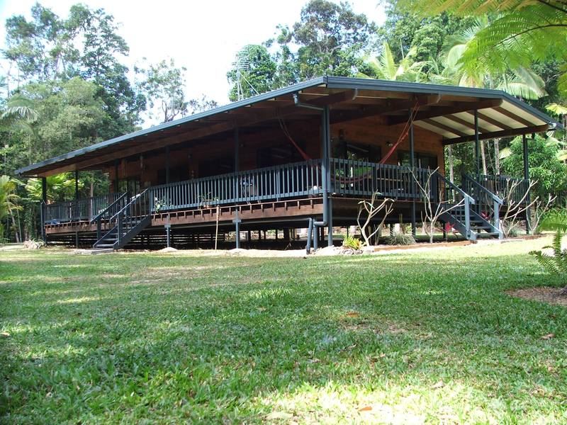 Timber home with 2 permanent creeks Picture 1