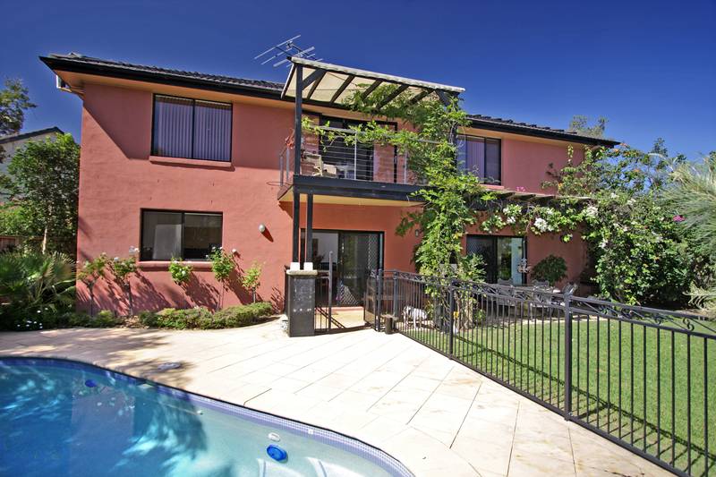 FABULOUS ENTERTAINING FAMILY HOME Picture 1