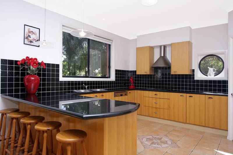 FABULOUS ENTERTAINING FAMILY HOME Picture 3