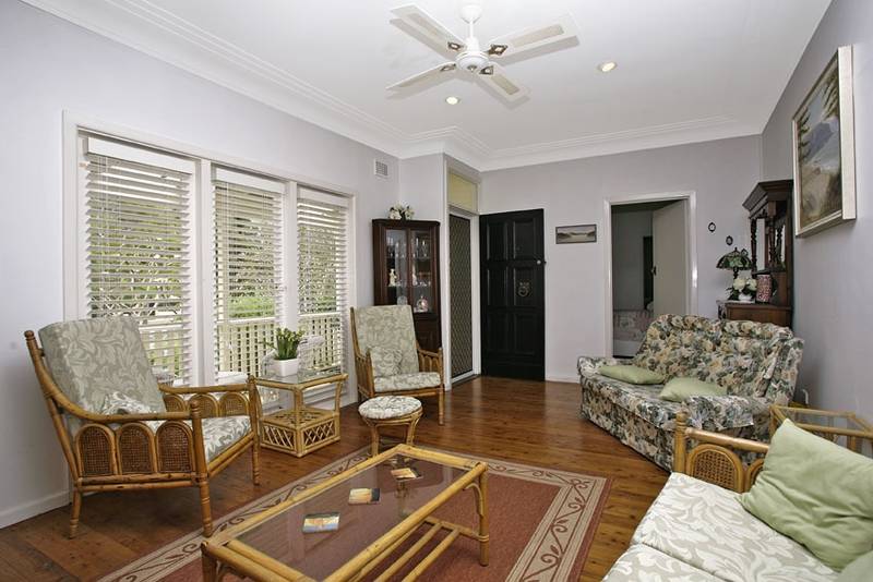 GREAT LOCATION - COMMITTED VENDOR -
"Buyers Guide low to mid $800,000's" Picture 2