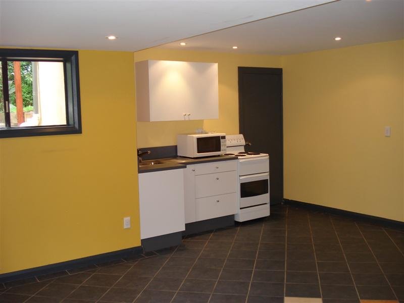 ***LEASED***Contemporary studio Picture 1