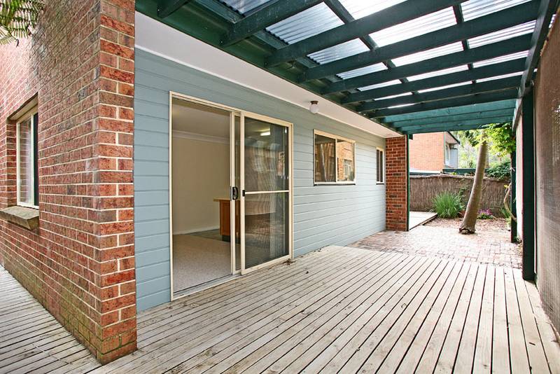 PET FRIENDLY TORRENS TITLE TOWNHOUSE Picture 2