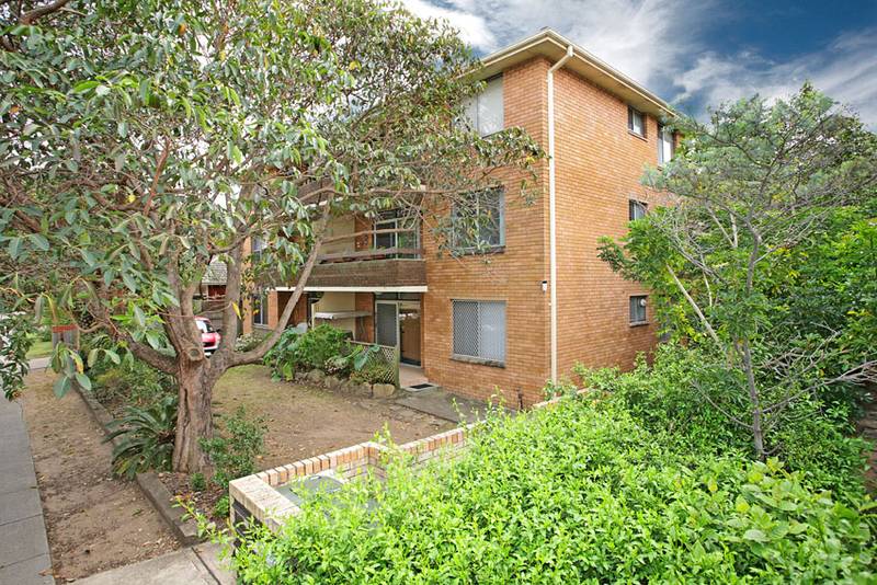 ATTENTION 1ST HOME BUYERS & RENOVATORS - LOADS OF POTENTIAL Picture 1