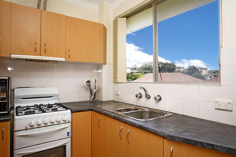 TOP FLOOR LOCATION - Well maintained block Picture 2