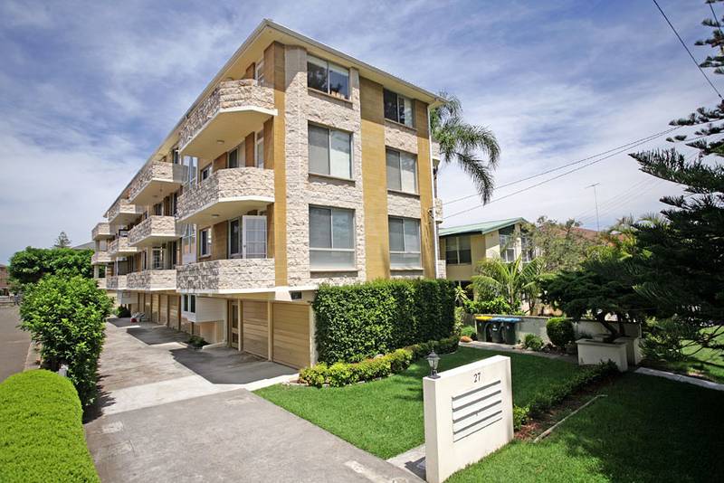 TOP FLOOR LOCATION - Well maintained block Picture 1