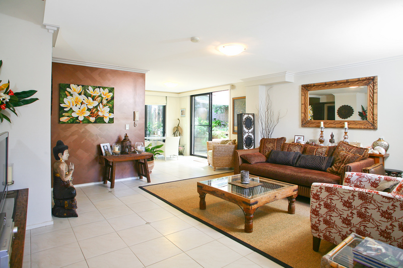 PRIVATE & SPACIOUS TOWNHOUSE Picture 2