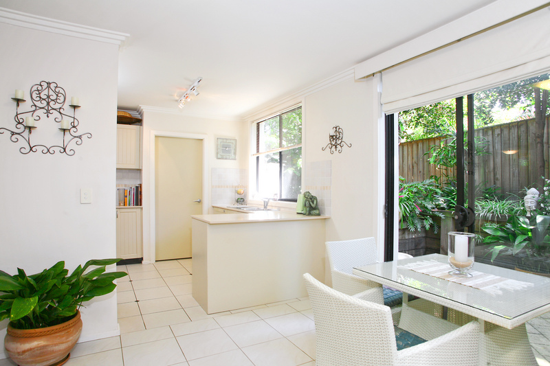 PRIVATE & SPACIOUS TOWNHOUSE Picture 3