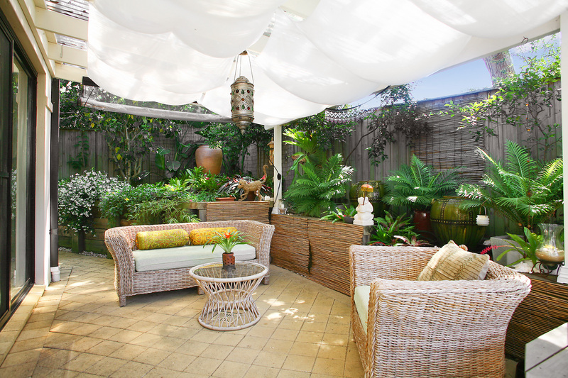 PRIVATE & SPACIOUS TOWNHOUSE Picture 1