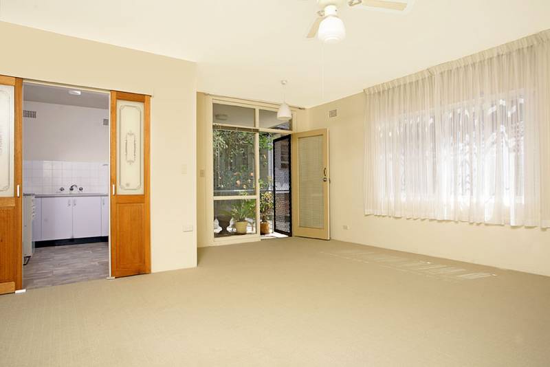 **** LEASED****Garden Flat Picture 3