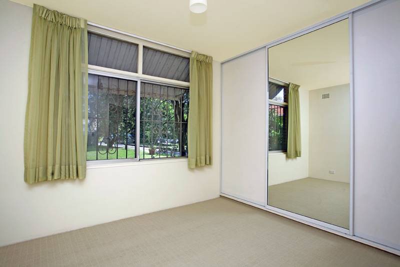 **** LEASED****Garden Flat Picture 2