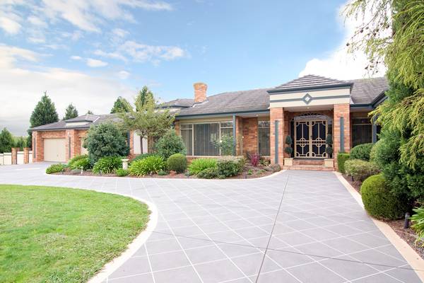 Rich Lifestyle Tapestry on Level Acre Picture 2