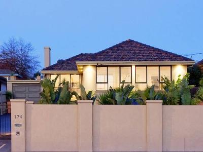 Vivacious Vogue Entertainer Picture