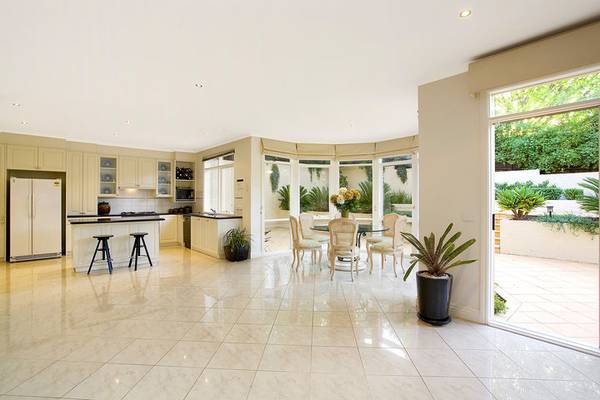 Exquisite Entertainer in Exclusive Location Picture