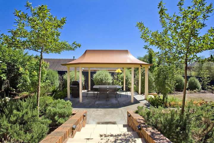 Enjoy An Immaculate Lifestyle on 869sqm! Picture 3