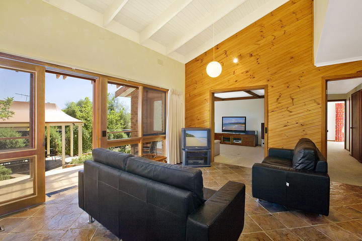 Enjoy An Immaculate Lifestyle on 869sqm! Picture 2